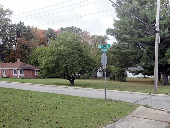 5th image of 703 W Berry Ave