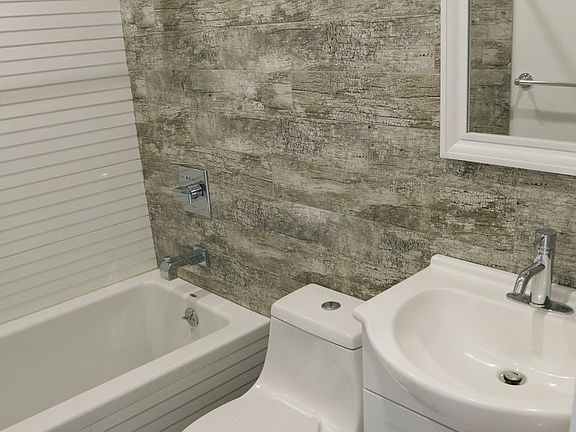 4th image of 81 Carlton Ave APT 3