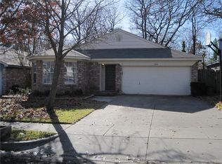 1004 W Lovers Ln, Arlington, TX 76013