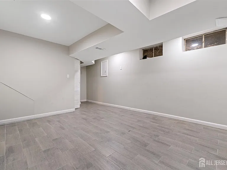 496 Westgate Dr — Photo 23
