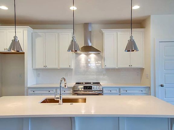 Kitchen - Pantry, Fridge, Microwave & Oven