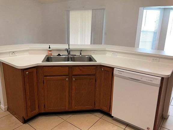 KITCHEN BREAKFAST BAR