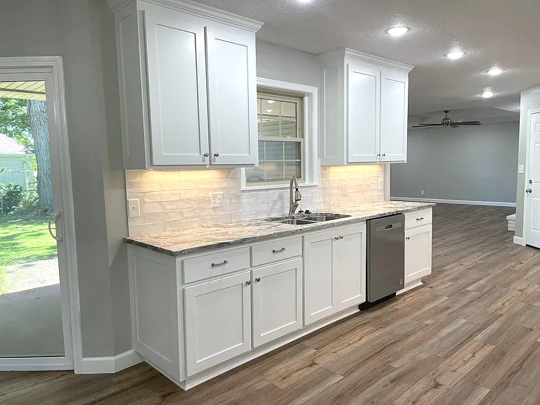 1902 Laura Ln — Photo 3
