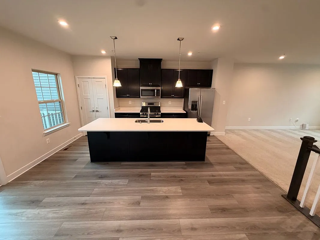 3 bed, 2.5 bath, 1741 sqft, $3,200 — Photo 3