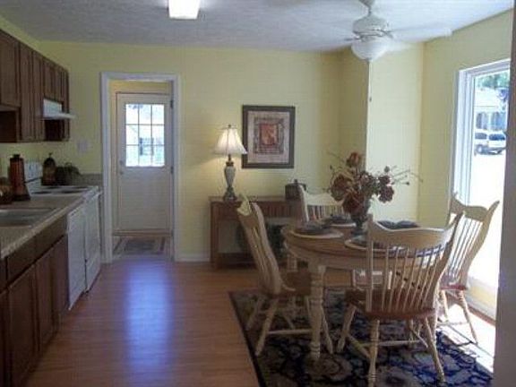 3rd image of 154 Glencarin Dr
