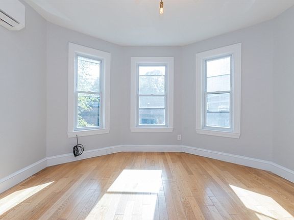 3rd image of 131 Erie St #2