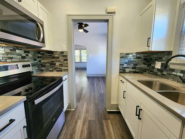2230 N Elizabeth St — Photo 10