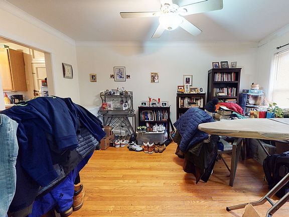 3rd image of 7644 N Greenview Ave #3E