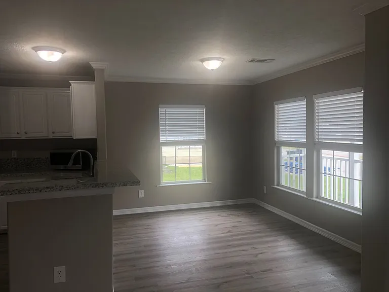 148 Varsity Dr — Photo 10