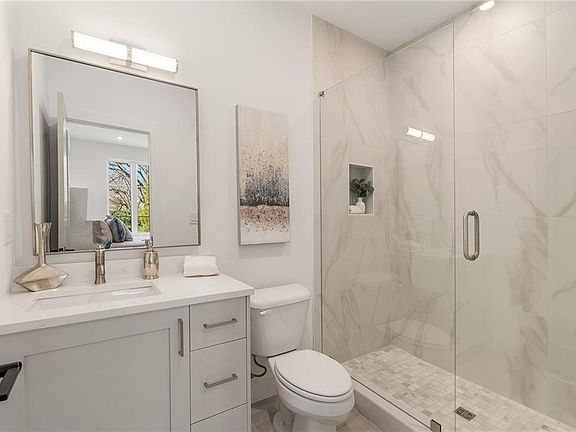 4th image of 1237 Memorial Dr SE #403