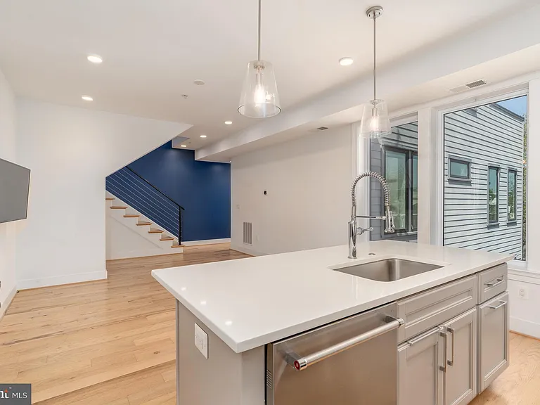 811 Upshur St NW #Penthouse 10 — Photo 11