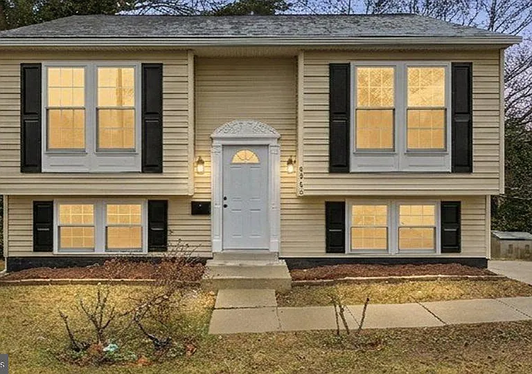 6915 Adel St — Photo 1