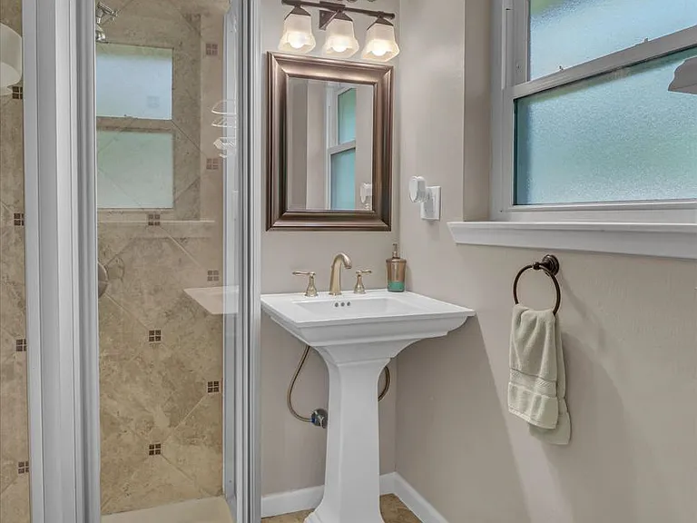 805 Bluebonnet Ln — Photo 21