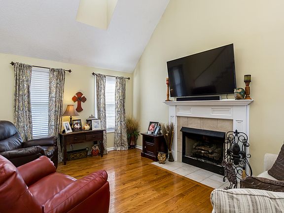2nd image of 1525 Autumn Dr