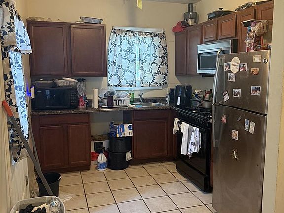3rd image of 1281 Penn St NE