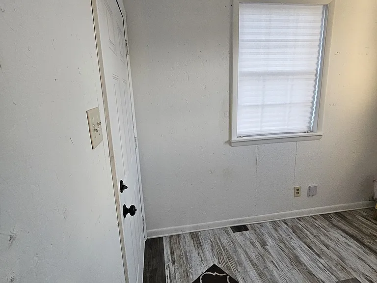 604 E Moody Ave — Photo 12