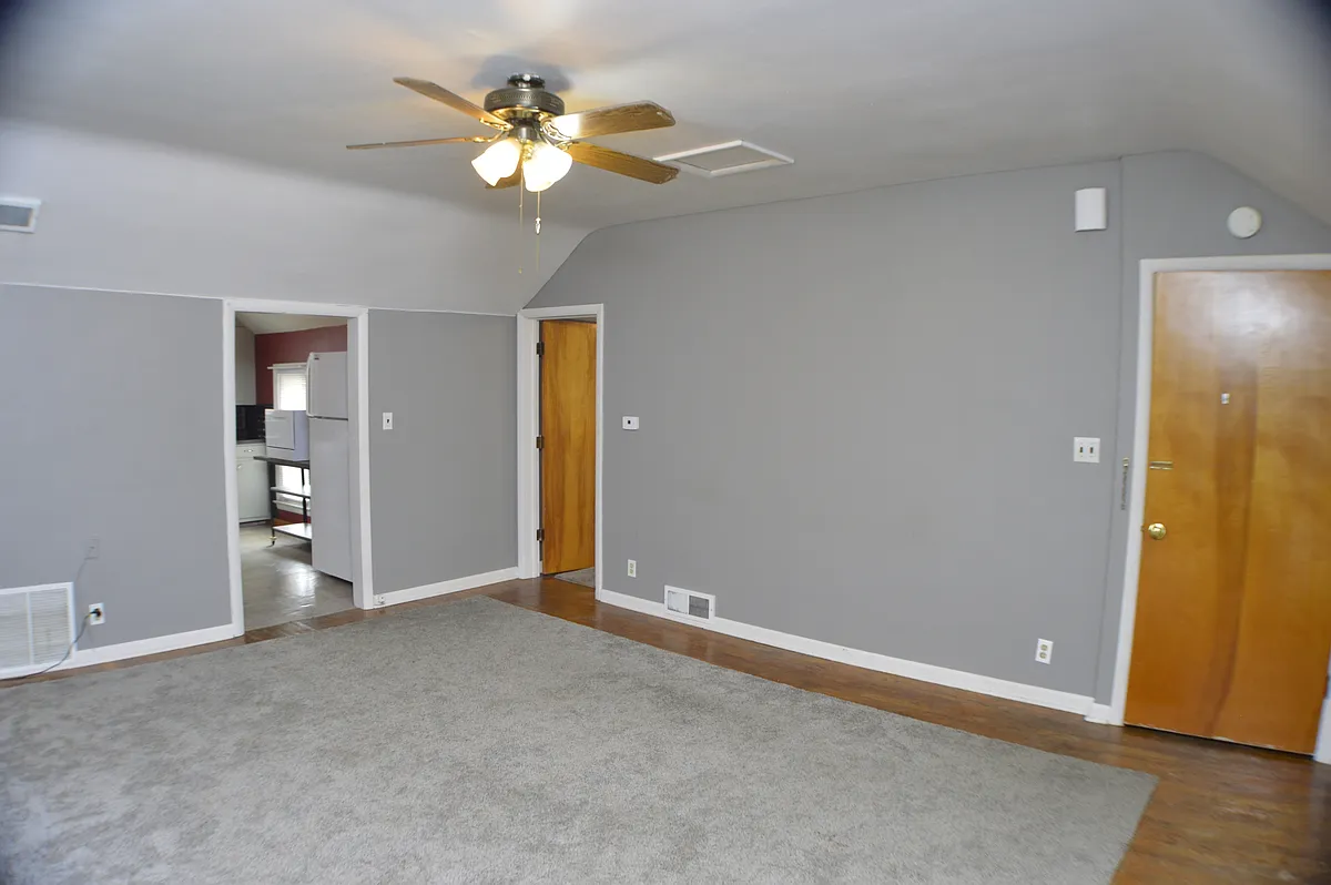 Building Photo - 334 W 5th St #2