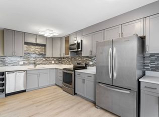 1017 Sussex Dr, Northbrook, IL 60062