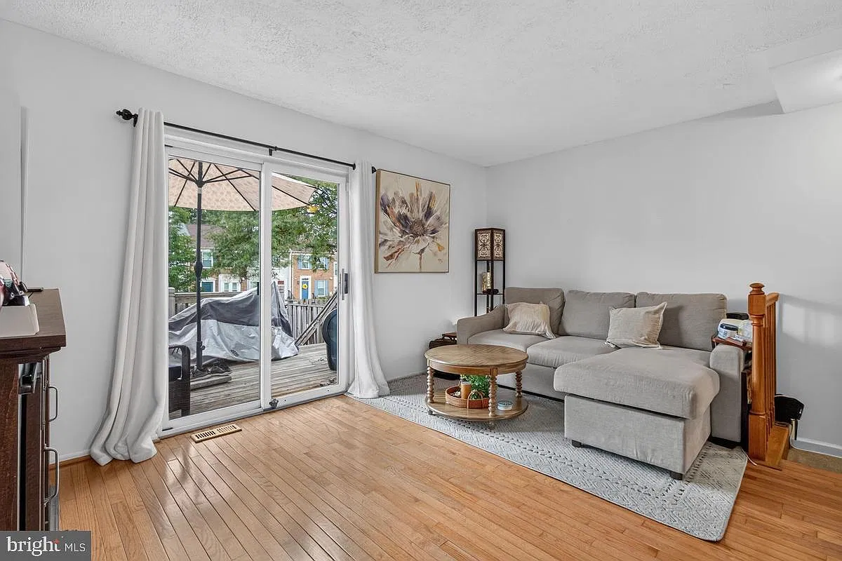 3 bed, 2.5 bath, 1408 sqft, $2,400 — Photo 3