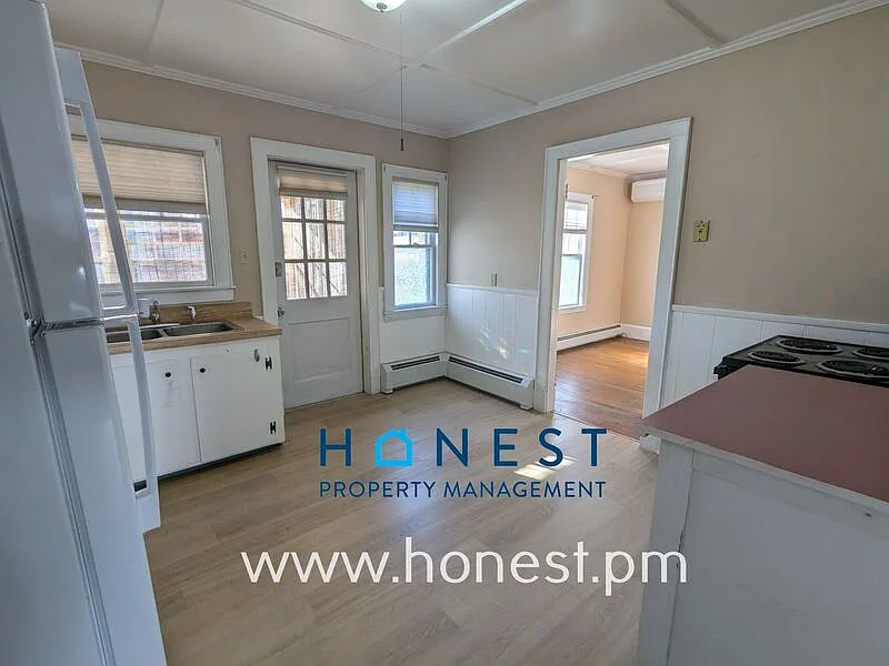 2 bed, 1.0 bath, 988 sqft, $1,425 — Photo 2