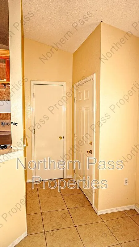 3 bed, 1.0 bath, 926 sqft, $1,245 — Photo 2