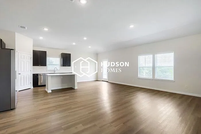 3 bed, 2.0 bath, 1600 sqft, $1,699 — Photo 3