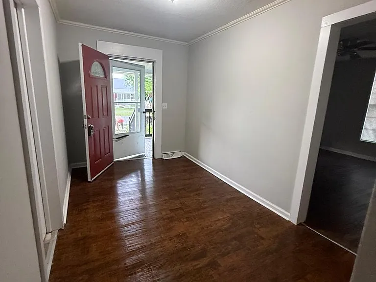 202 E 19th St SW — Photo 3