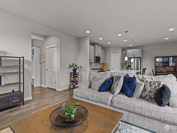 4th image of 1793 Leonardo Avenue