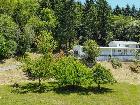 17079 Mountain Dr, Brookings, OR 97415