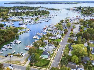 1050 Champlin Pl, Greenport, NY 11944