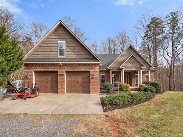 3655 Stimpson Dr, Pfafftown, NC 27040