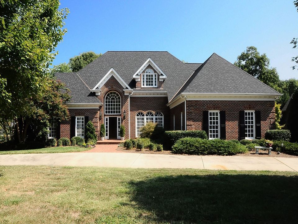 1st image of 4 Oak Glen Ct