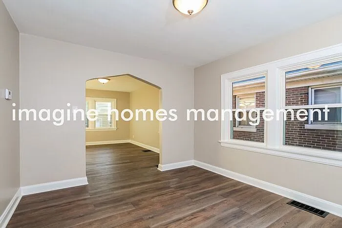 3 bed, 1.0 bath, 1296 sqft, $2,195 — Photo 4