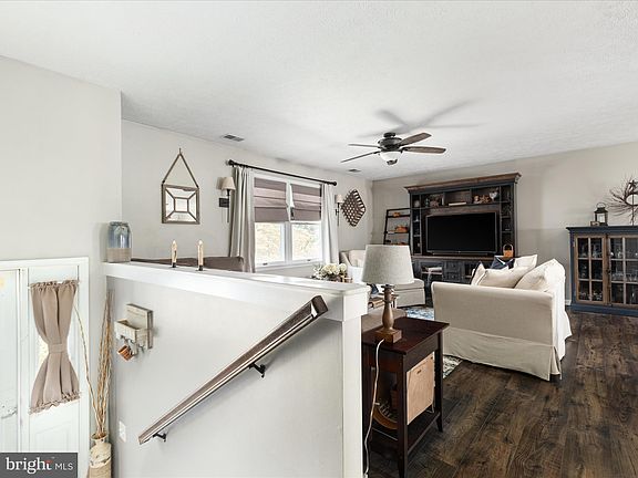 3rd image of 213 Pembridge Dr