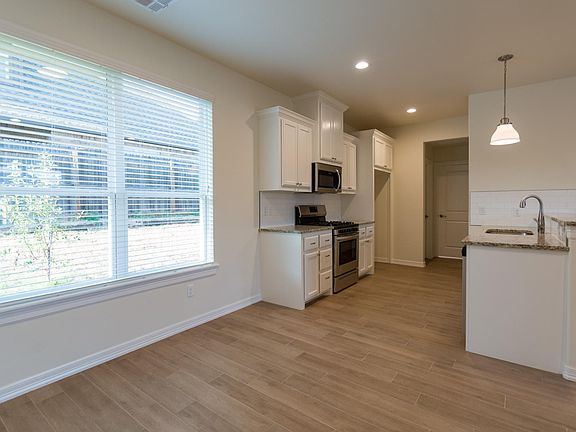 4th image of 1005 Summer Hill Dr