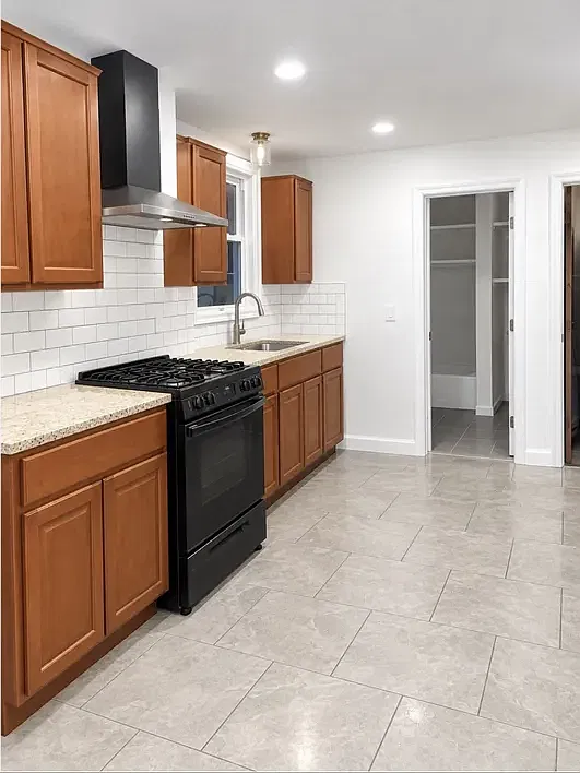 3 bed, 1070 sqft, $2,200 — Photo 2