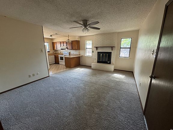 3rd image of 831 Agate Rd