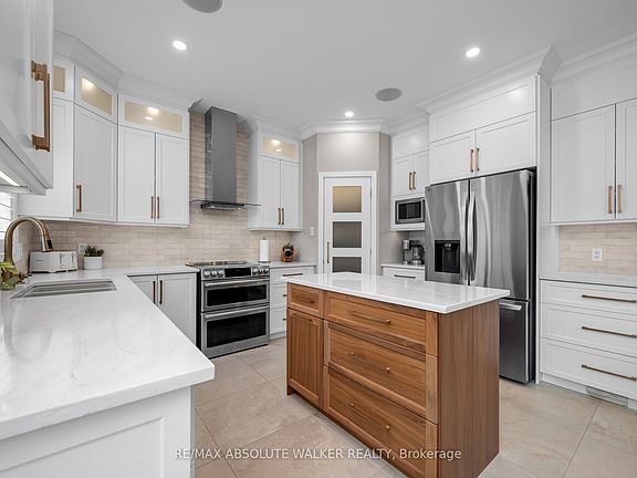 3rd image of 245 Lucinda Cres