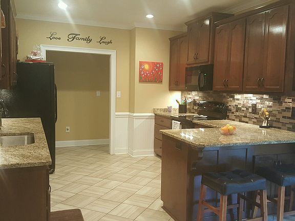 3rd image of 106 Highland Point Dr