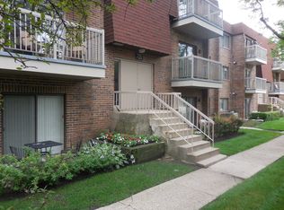708 W Central Rd #2B8, Mount Prospect, IL 60056