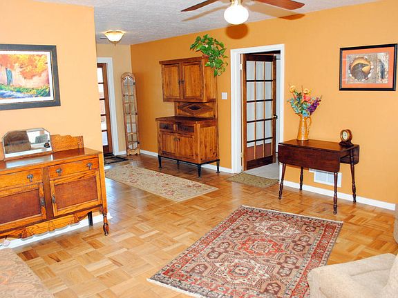 5th image of 905 Laguayra Dr NE