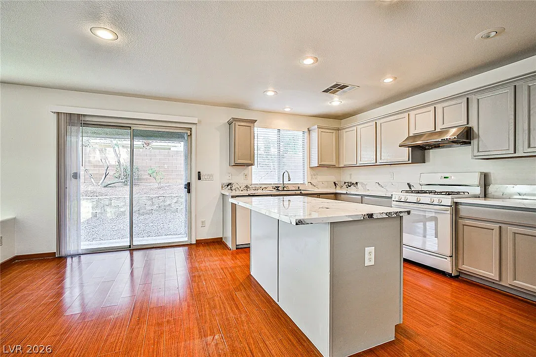 4 bed, 3.0 bath, 2678 sqft, $2,950 — Photo 3