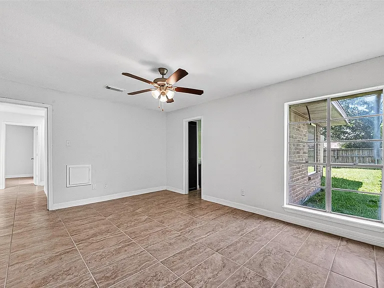 2223 Courtney Ct — Photo 17