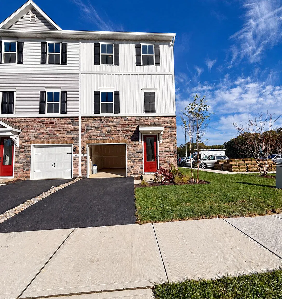 4 bed, 3.5 bath, 3854 sqft, $3,200 — Photo 1