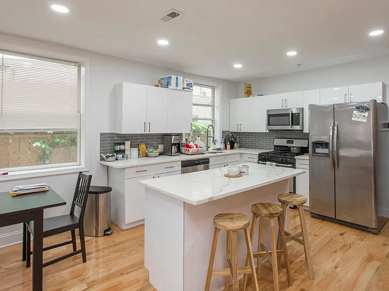 1629 Wallace St #1R — Photo 3