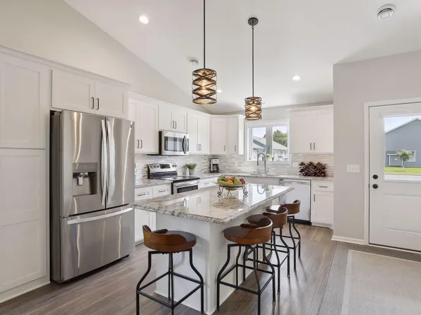 732 Hilltop Dr, Taylors Falls, MN 55084