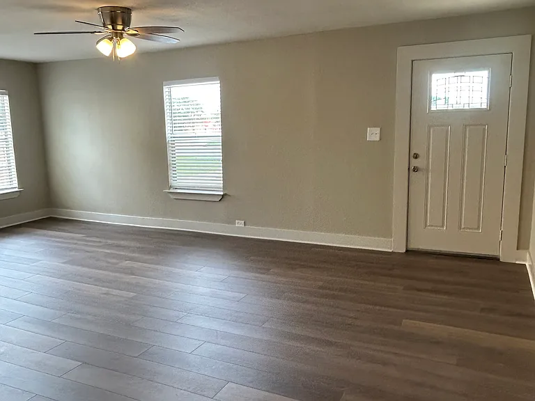 1606 N Travis St — Photo 6