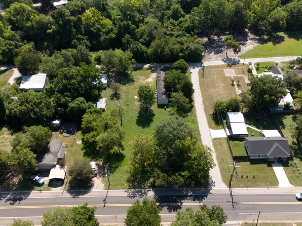 904 Piedmont St, Navasota, TX 77868