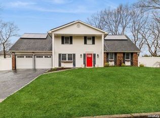 8 Linden St, Coram, NY 11727
