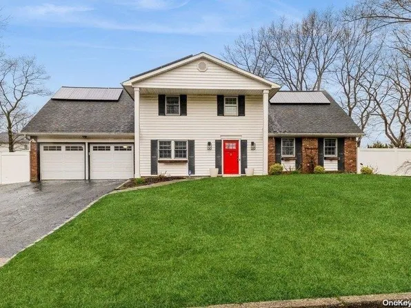 8 Linden Street, Coram, NY 11727